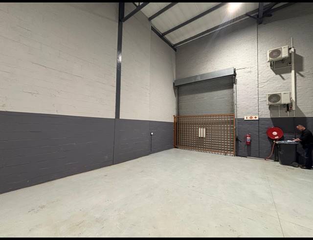 519M² WAREHOUSE TO LET IN STIKLAND INDUSTRIAL